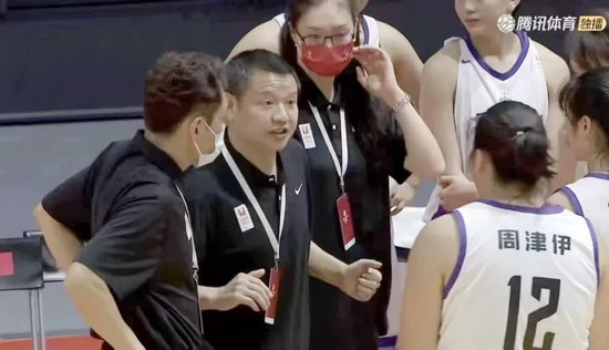 如何在篮球训练营中改善比赛策略?_1
